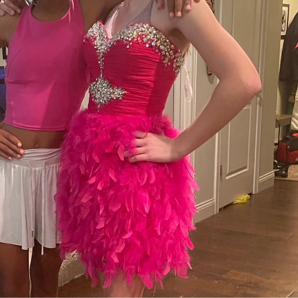 Pink cocktail dress with feathers - Picture 2 of 3